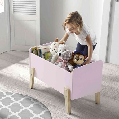 Coffre à jouets en bois rose en ambiance - Terre de nuit