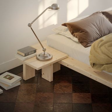 Table de chevet JAPAN bois clair ambiance avec le lit JAPAN focus sur le chevet 