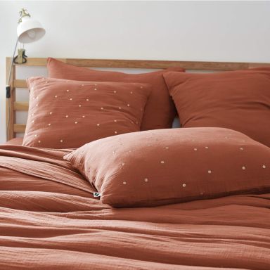 Taie d'oreiller à pois brodés double gaze de coton orange terracotta 60x60 cm