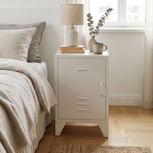 Chevet en métal blanc design industriel placé dans une chambre moderne