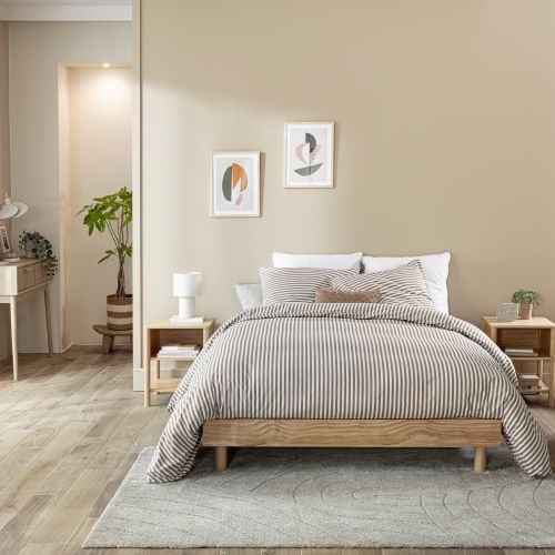 Sommier kit et chevet adulte en bois naturel dans une chambre parentale moderne et lumineuse