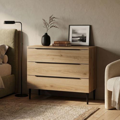 Commode 3 tiroirs en bois chêne Luce Terre de Nuit décorée en ambiance chambre.