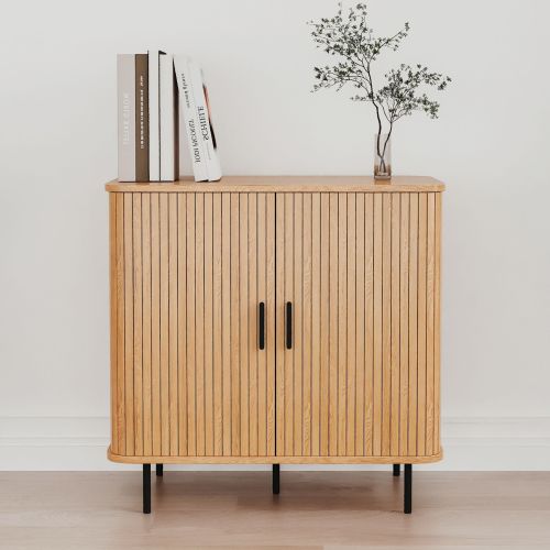 Commode au design contemporain avec portes coulissantes installée dans une chambre à coucher décorée