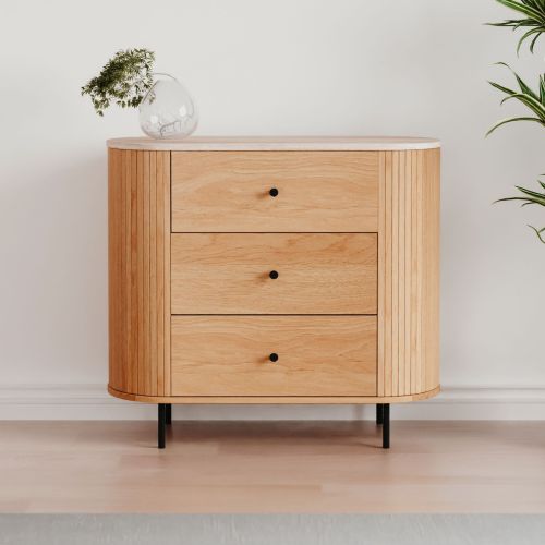 Commode effet travertin au design scandinave installée dans une chambre lumineuse aux tons neutres.