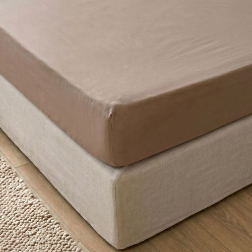 Drap housse coton 57 fils taupe dans une chambre lumineuse et épurée
