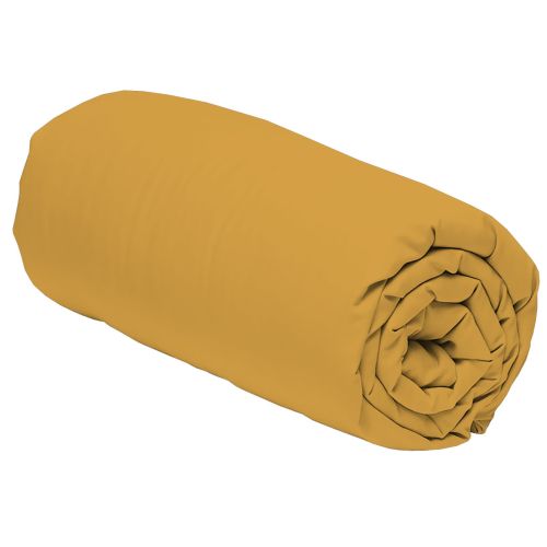 Drap housse plié moutarde sur fond blanc