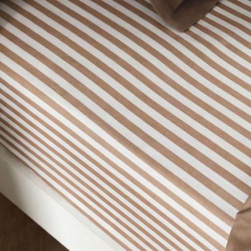 Zoom sur le drap housse en coton rayures marron installé sur un lit 