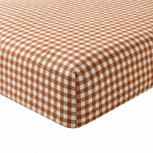 Angle élastiqué du drap housse en coton vichy marron assurant un maintien parfait