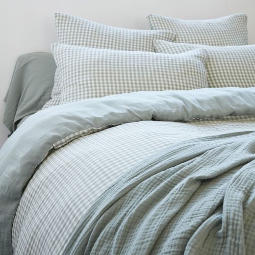 Lit douillet avec une housse de couette gaze de coton vichy offrant un aspect gaufré ultra-moelleux