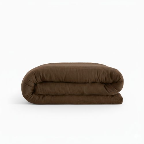 Housse de couette gaze de coton marron haut de gamme pliée sur fond blanc