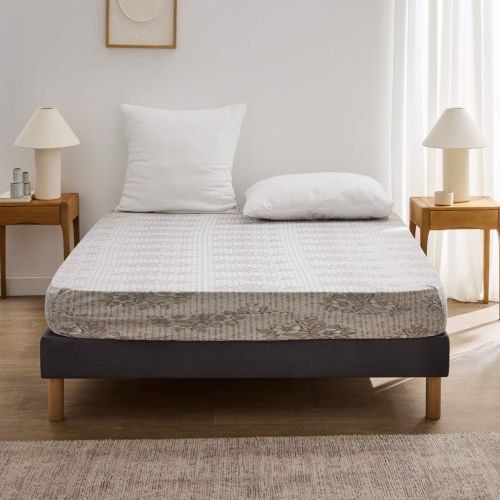 Housse matelas rénove dans une chambre lumineuse et moderne