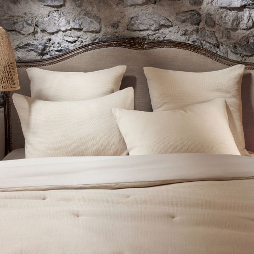 Lit double avec parure de lit gaufrée en coton nid d'abeille pour une ambiance cocooning