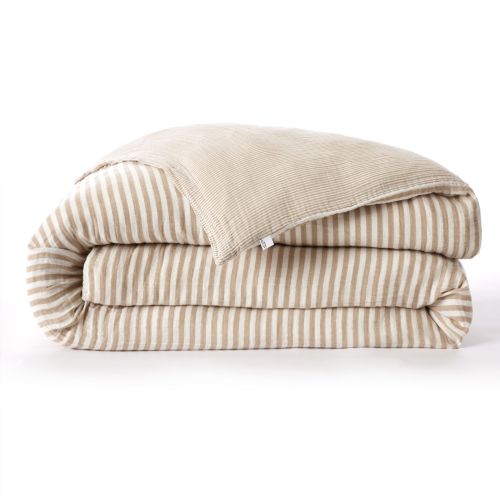 Housse de couette gaze de coton 200x200 rayures pliée sur fond blanc