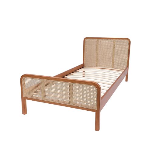 Vue 3/4 du lit enfant en bois massif et cannage avec sommier à lattes apparent