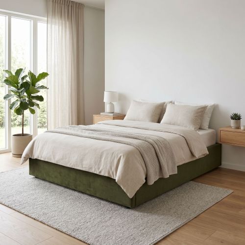Lit coffre kaki en velours lisse dans une chambre lumineuse et moderne