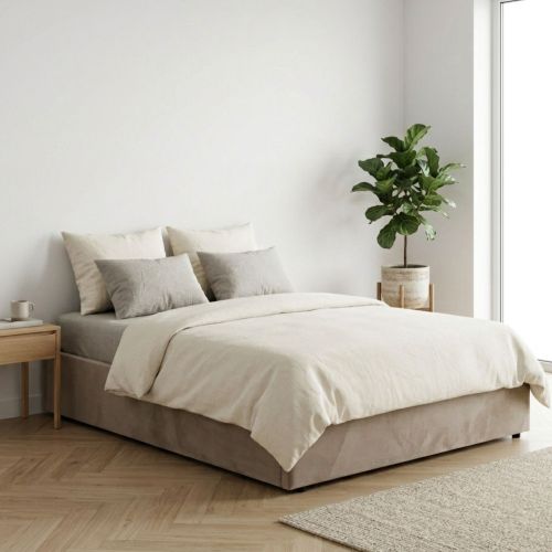 Lit coffre kaki en velours lisse dans une chambre lumineuse et moderne
