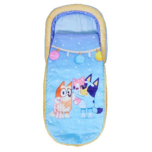 Vue de face du ReadyBed Bluey avec motif de la famille sur un fond bleu clair, isolé sur fond blanc