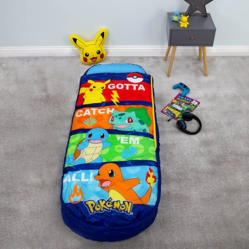 Lit d’appoint Readybed gonflable Pokémon 2-en-1 avec Pikachu, Salamèche et Bulbasaur sur fond gris de chambre d'enfant