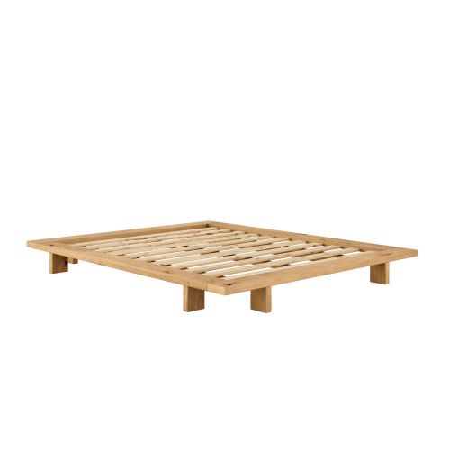 Structure de sommier minimaliste pour lit futon chêne massif vue de biais sur fond blanc.