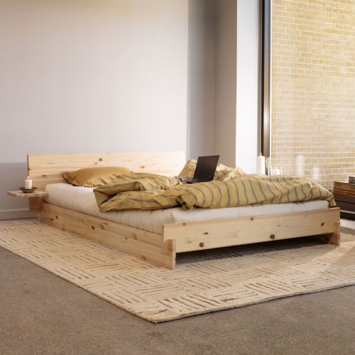 Chambre minimaliste lumineuse avec le lit Latch bed Karup en pin massif