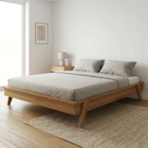 Lit avec pieds inclinés en chêne massif clair dans une chambre lumineuse au style scandinave