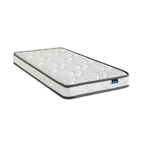 Vue en angle du matelas Bultex bébé 60x140 cm sur fond blanc avec étiquette apparente.