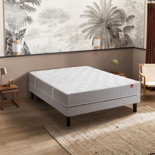 Matelas Epeda à ressorts ensachés Classique 2 posé sur son sommier dans une ambiance chambre moderne