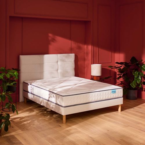 Matelas ressorts ensachés ferme Merinos Full Bed installé dans une chambre moderne rouge terracotta.