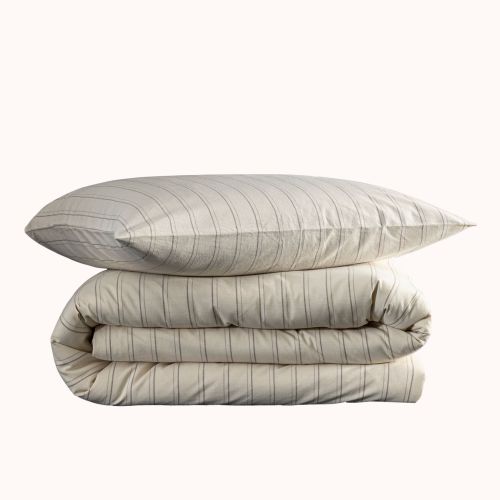 Parure Alba 140x200 pliée avec soin montrant la douceur du tissu en coton naturel