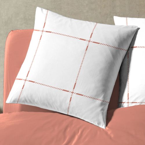 Taies d'oreiller assorties avec motif à carreaux minimaliste posées sur un lit