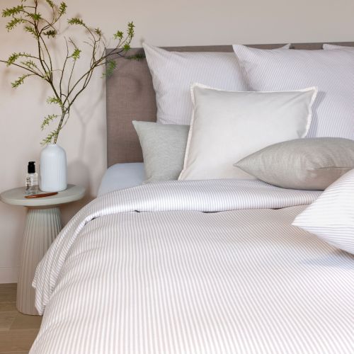 Parure de lit Bengal offrant un confort enveloppant pour une décoration de chambre épurée