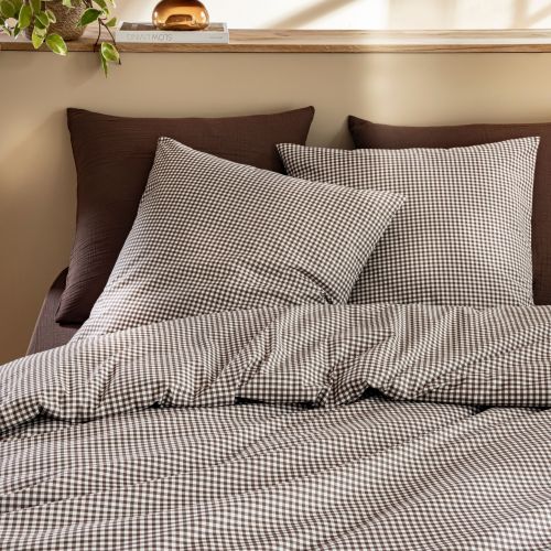 Zoom sur le motif authentique de la parure de lit petit carreaux vichy marron, tendance et moderne