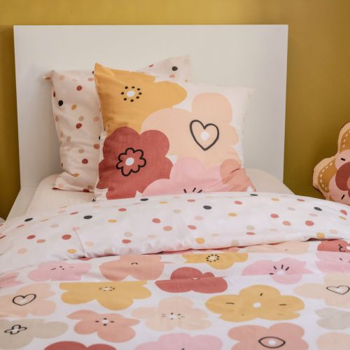 Parure fleur coton installée dans une chambre d'enfant lumineuse avec décoration champêtre