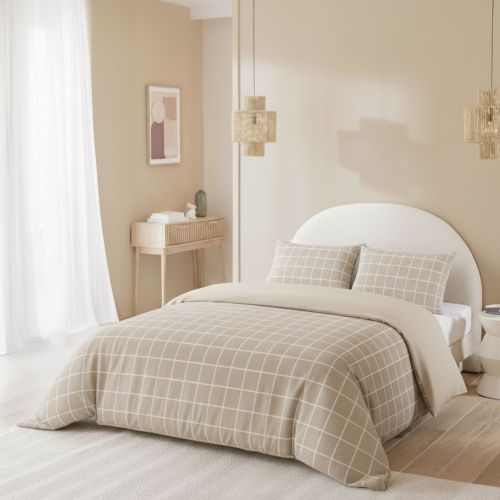 Chambre chaleureuse avec parure de lit en flanelle beige à carreaux Terre de Nuit sur lit double