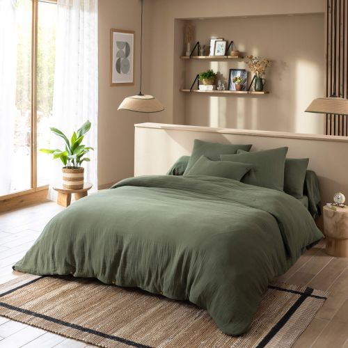 Parure de lit gaze de coton kaki dans chambre au style naturel et épuré