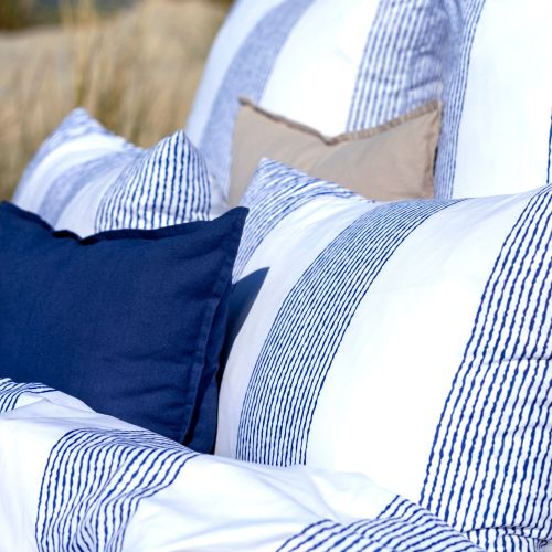 Détail des finitions soignées et du tombé élégant de la parure de lit Mareen bleue et blanche