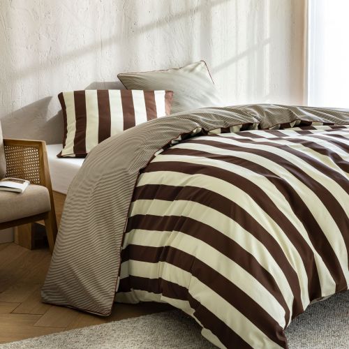 Chambre lumineuse avec un lit habillé de la parure de lit nova rayures marron