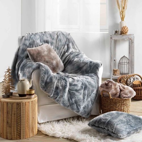 Plaid marron fourrure Antartic posé sur un canapé, ambiance chaleureuse et confortable