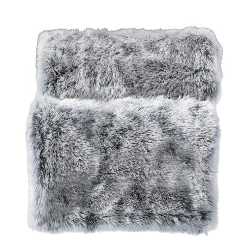 Plaid gris 180x220 Antartic en fausse fourrure blanche présenté sur fond blanc