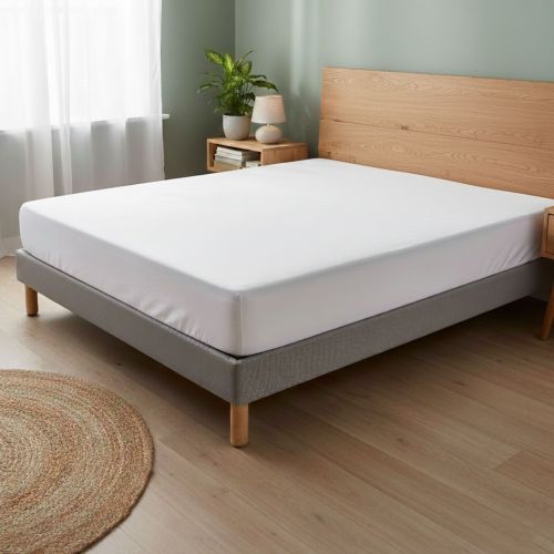 Protège matelas molleton imperméable  installé sur lit, solution discrète pour une literie saine et protégée.