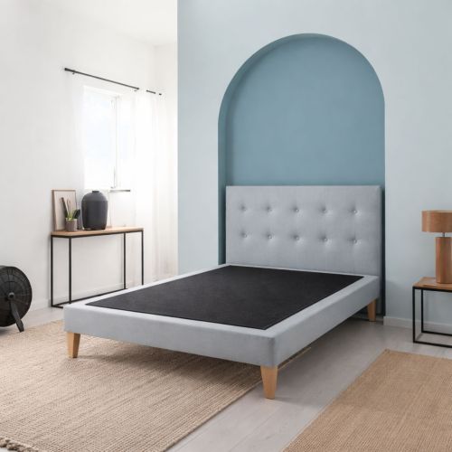 Sommier déco tapissier sur pieds dans une chambre à coucher bleu