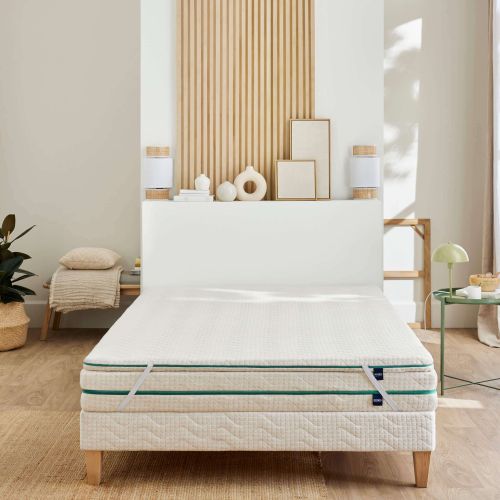 Surmatelas Aube 90x200 installé dans une chambre lumineuse au style contemporain