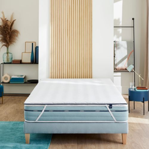 Surmatelas 120x200 mémoire de forme 5 cm Someo Songe installé sur un lit dans une chambre lumineuse