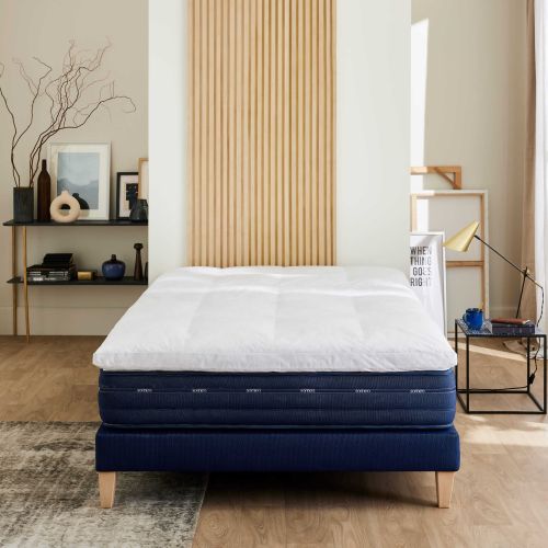 Surmatelas 140x200 Reve Someo installé sur un lit, moelleux et confortable pour dormir