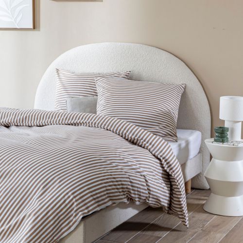 Tête de lit en bouclette blanche 145 cm Terre de Nuit dans une chambre lumineuse et moderne