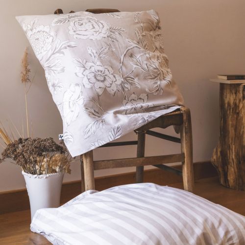 Taie d'oreiller bucolique coton 57 fils posée sur une chaise en bois rustique décor champêtre