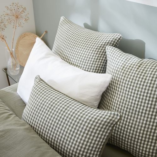 Taie d'oreiller gaze vichy à carreaux kaki dans une chambre au style bohème