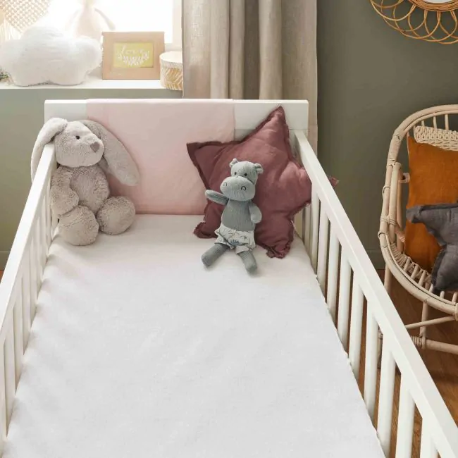 Drap housse en bambou pour lit bébé disponible en 60X120 ou 70X140 cm.
