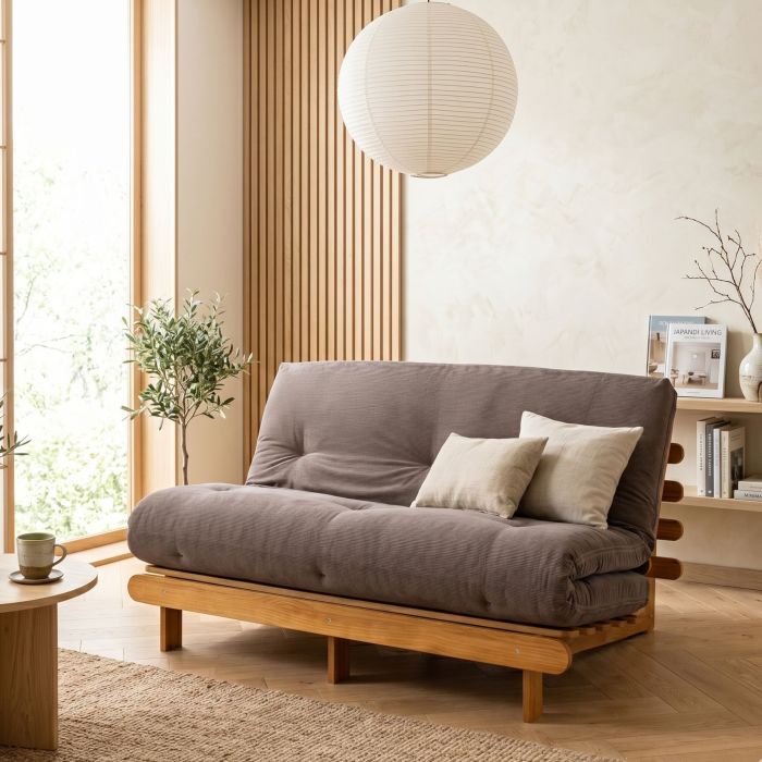 Ensemble structure et matelas futon coton ferme tissu velours côtelé Chocolat Terre de Nuit au salon.