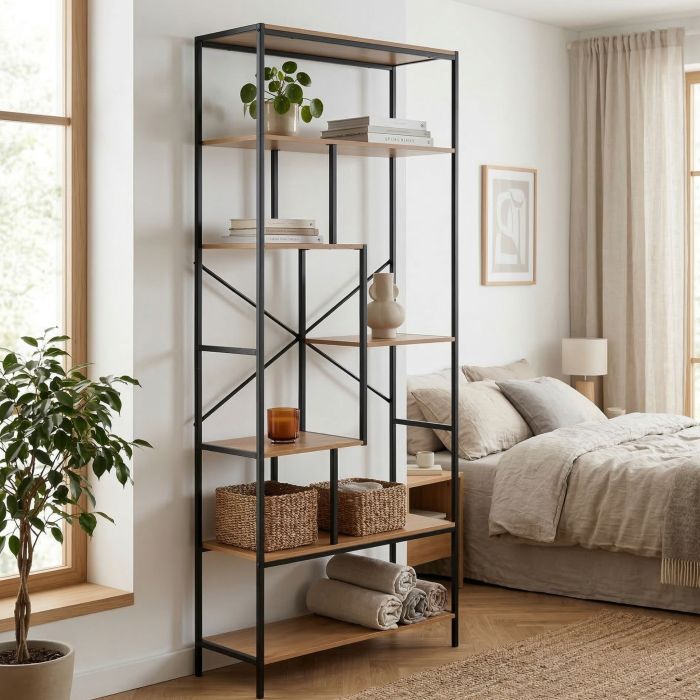 Bibliothèque bois et métal 7 cases coloris bois utilisée comme rangement de bureau.